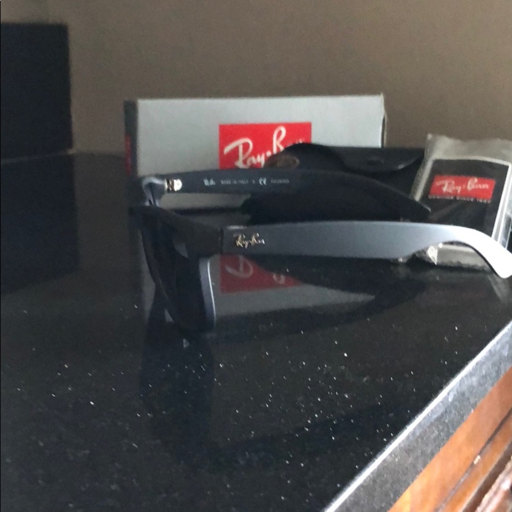 NWT Ray-Ban Polarized . Justin style sunglasses - Picture 5 of 6